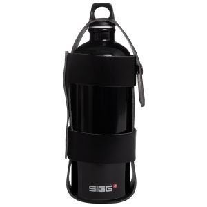 The leather water bottle carrier has been manufactured in the UK from Heavy-duty leather. Ensuring the strength required to hold the water bottle securely to your duty belt. 1ltr version